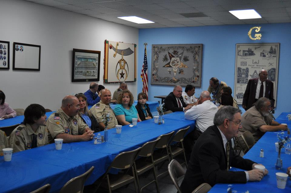 Scouts and their parents eat dinner with members of Unity.