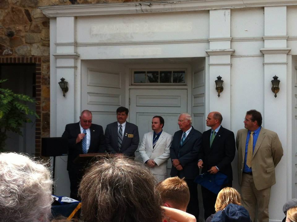 Mayor Tim Darr welcomes everyone to the ceremony.